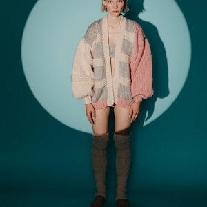 Strawberry Oversize Knit Cardigan - Erdbeer Oversize Strickjacke — Handgestrickte Grobstrick Cardigan — Warmer Kuschelrosa Strick